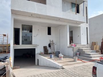 RESIDENCIA EN CARTUJA CON SOTANO, FRENTE A LAS AMENIDADES, 4 RECÁMARAS, MULTIFUNCIONAL, ROOF, EQUIPADA
