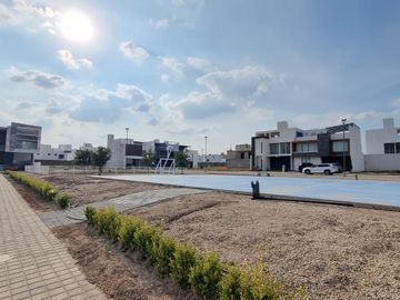 RESIDENCIA EN CARTUJA CON SOTANO, FRENTE A LAS AMENIDADES, 4 RECÁMARAS, MULTIFUNCIONAL, ROOF, EQUIPADA