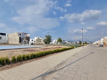 RESIDENCIA EN CARTUJA CON SOTANO, FRENTE A LAS AMENIDADES, 4 RECÁMARAS, MULTIFUNCIONAL, ROOF, EQUIPADA