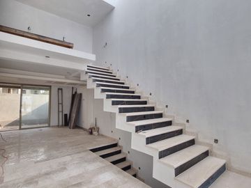 RESIDENCIA EN CARTUJA CON SOTANO, FRENTE A LAS AMENIDADES, 4 RECÁMARAS, MULTIFUNCIONAL, ROOF, EQUIPADA