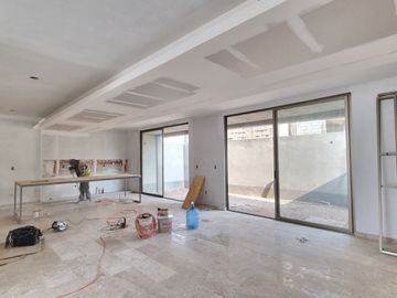 RESIDENCIA EN CARTUJA CON SOTANO, FRENTE A LAS AMENIDADES, 4 RECÁMARAS, MULTIFUNCIONAL, ROOF, EQUIPADA