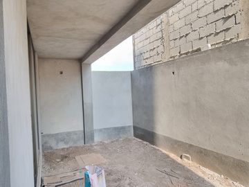 RESIDENCIA EN CARTUJA CON SOTANO, FRENTE A LAS AMENIDADES, 4 RECÁMARAS, MULTIFUNCIONAL, ROOF, EQUIPADA