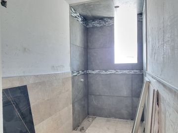 RESIDENCIA EN CARTUJA CON SOTANO, FRENTE A LAS AMENIDADES, 4 RECÁMARAS, MULTIFUNCIONAL, ROOF, EQUIPADA