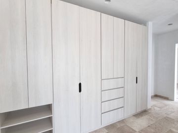 RESIDENCIA EN CARTUJA CON SOTANO, FRENTE A LAS AMENIDADES, 4 RECÁMARAS, MULTIFUNCIONAL, ROOF, EQUIPADA
