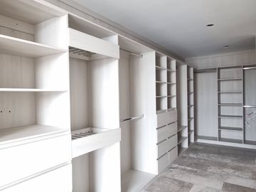 RESIDENCIA EN CARTUJA CON SOTANO, FRENTE A LAS AMENIDADES, 4 RECÁMARAS, MULTIFUNCIONAL, ROOF, EQUIPADA