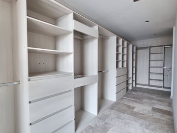 RESIDENCIA EN CARTUJA CON SOTANO, FRENTE A LAS AMENIDADES, 4 RECÁMARAS, MULTIFUNCIONAL, ROOF, EQUIPADA