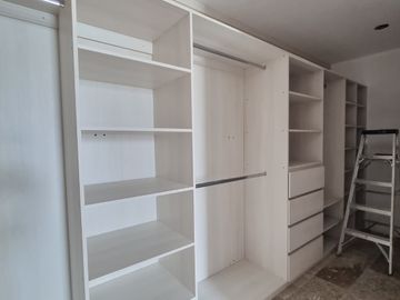 RESIDENCIA EN CARTUJA CON SOTANO, FRENTE A LAS AMENIDADES, 4 RECÁMARAS, MULTIFUNCIONAL, ROOF, EQUIPADA