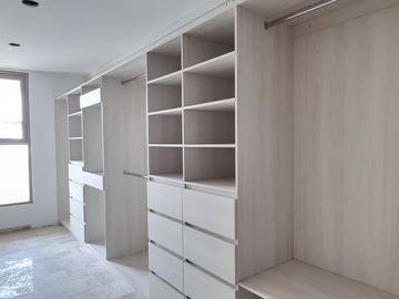 RESIDENCIA EN CARTUJA CON SOTANO, FRENTE A LAS AMENIDADES, 4 RECÁMARAS, MULTIFUNCIONAL, ROOF, EQUIPADA