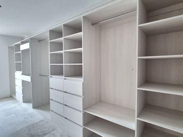 RESIDENCIA EN CARTUJA CON SOTANO, FRENTE A LAS AMENIDADES, 4 RECÁMARAS, MULTIFUNCIONAL, ROOF, EQUIPADA