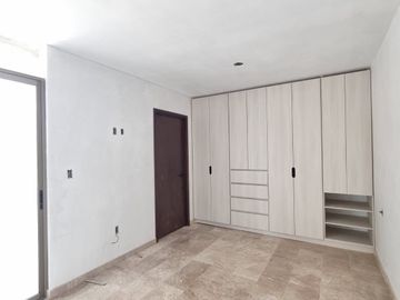 RESIDENCIA EN CARTUJA CON SOTANO, FRENTE A LAS AMENIDADES, 4 RECÁMARAS, MULTIFUNCIONAL, ROOF, EQUIPADA
