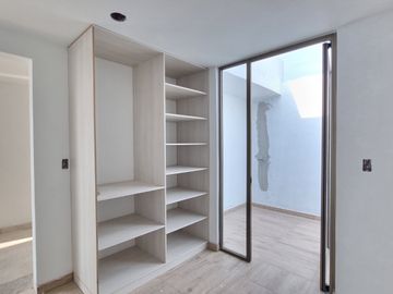RESIDENCIA EN CARTUJA CON SOTANO, FRENTE A LAS AMENIDADES, 4 RECÁMARAS, MULTIFUNCIONAL, ROOF, EQUIPADA