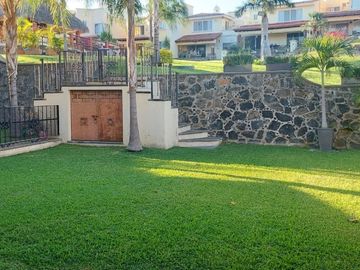 VENTA DE CASA EN CONDOMINIO CON ESTUDIO O RECÁMARA EN PLANTA BAJA, EN BURGOS BUGAMBILIAS
