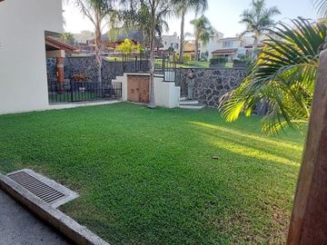 VENTA DE CASA EN CONDOMINIO CON ESTUDIO O RECÁMARA EN PLANTA BAJA, EN BURGOS BUGAMBILIAS
