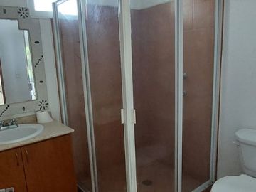 VENTA DE CASA EN CONDOMINIO CON ESTUDIO O RECÁMARA EN PLANTA BAJA, EN BURGOS BUGAMBILIAS