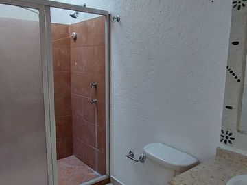 VENTA DE CASA EN CONDOMINIO CON ESTUDIO O RECÁMARA EN PLANTA BAJA, EN BURGOS BUGAMBILIAS