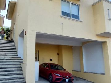VENTA DE CASA EN CONDOMINIO CON ESTUDIO O RECÁMARA EN PLANTA BAJA, EN BURGOS BUGAMBILIAS