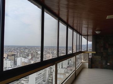 Venta-Departamento en Edif. San Francisco 300, sobre la av. 9 de octubre, cerca del Malecon 2000, centro de Guayaquil, a minutos de Puerto Santa Ana