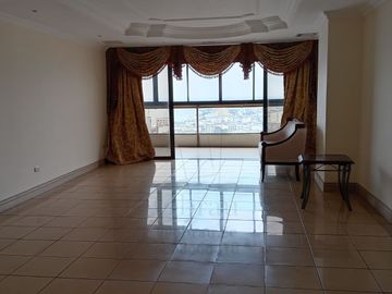 Venta-Departamento en Edif. San Francisco 300, sobre la av. 9 de octubre, cerca del Malecon 2000, centro de Guayaquil, a minutos de Puerto Santa Ana