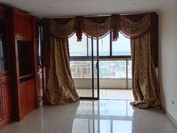 Venta-Departamento en Edif. San Francisco 300, sobre la av. 9 de octubre, cerca del Malecon 2000, centro de Guayaquil, a minutos de Puerto Santa Ana