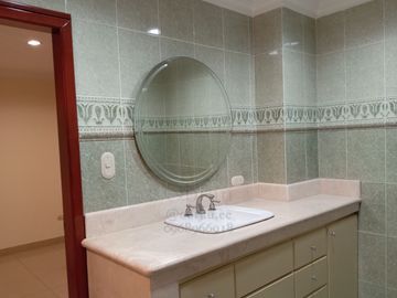 Venta-Departamento en Edif. San Francisco 300, sobre la av. 9 de octubre, cerca del Malecon 2000, centro de Guayaquil, a minutos de Puerto Santa Ana
