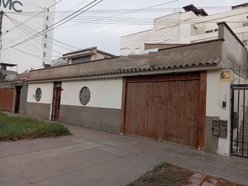 VENTA DE CASA COMO TERRENO SANTIAGO DE SURCO PARAMETROS PARA 10 PISOS