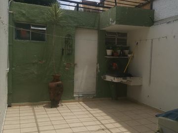 Oportunidad en Jardines del Bosque: Casa con Amplia Distribución y Ubicación Privilegiada