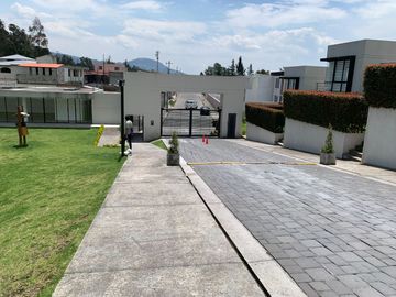 HERMOSA CASA EN VENTA EN CONOCOTO. 197 M2 TOTALES