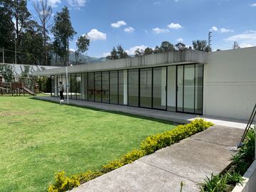 HERMOSA CASA EN VENTA EN CONOCOTO. 197 M2 TOTALES