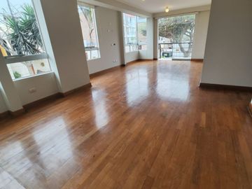 ¡Alquila Este Amplio Departamento En Santiago De Surco Limite Con Barranco Y Miraflores! 🌟 Súper Céntrico, Ideal Para Vivir Con Comodidad, Estilo Y C