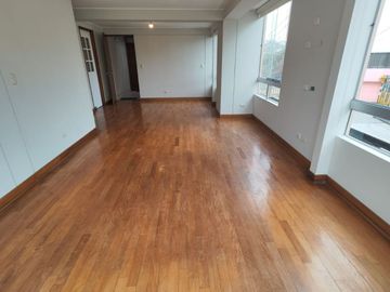 ¡Alquila Este Amplio Departamento En Santiago De Surco Limite Con Barranco Y Miraflores! 🌟 Súper Céntrico, Ideal Para Vivir Con Comodidad, Estilo Y C