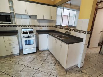 ¡Alquila Este Amplio Departamento En Santiago De Surco Limite Con Barranco Y Miraflores! 🌟 Súper Céntrico, Ideal Para Vivir Con Comodidad, Estilo Y C