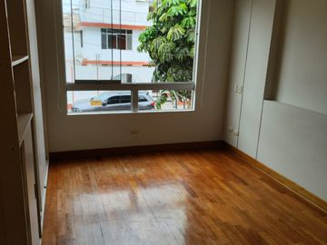 ¡Alquila Este Amplio Departamento En Santiago De Surco Limite Con Barranco Y Miraflores! 🌟 Súper Céntrico, Ideal Para Vivir Con Comodidad, Estilo Y C