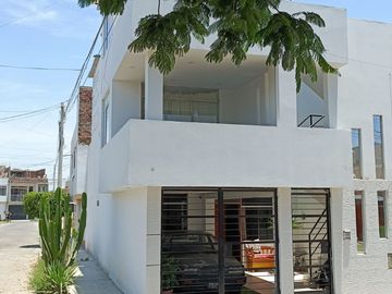 OPORTUNIDAD...!  CASA DE 3 PISOS EN URNANIZACION LAS PALMERAS