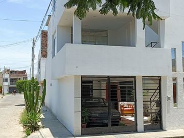 OPORTUNIDAD...!  CASA DE 3 PISOS EN URNANIZACION LAS PALMERAS