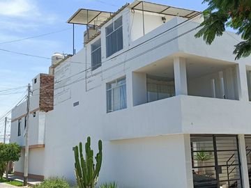 OPORTUNIDAD...!  CASA DE 3 PISOS EN URNANIZACION LAS PALMERAS