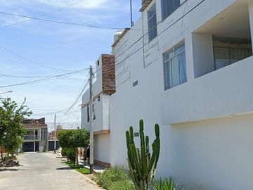 OPORTUNIDAD...!  CASA DE 3 PISOS EN URNANIZACION LAS PALMERAS