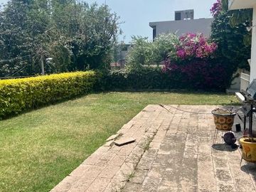 Venta de casa para remodelar en Lomas Hipódromo