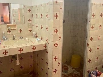 Venta de casa para remodelar en Lomas Hipódromo