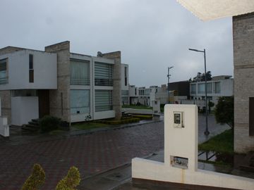 VENTA - CASA - ACABADOS DE LUJO - POMASQUI - NORTE - QUITO