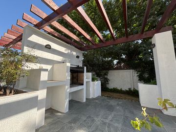¡Oportunidad única en San Miguel! 2 Dormitorios, 2 Balcones, Estacionamiento