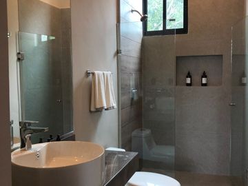 CASA EN PLAYA DEL CARMEN CON ALBERCA PRIVADA, LA MEJOR OPCION EN ACABADOS Y AMENIDADES, ENTREGA INMEDIATA