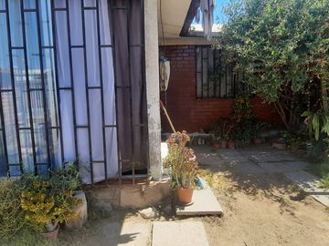 Casa Ampliada en Conjunto Yerbas Buenas, San Bernardo.