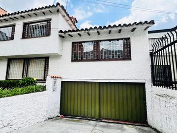 CASA EN VENTA ESQUINERA 4 NIVELES EN  BARRIO EL BATÁN