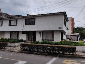 CASA EN VENTA ESQUINERA 4 NIVELES EN  BARRIO EL BATÁN