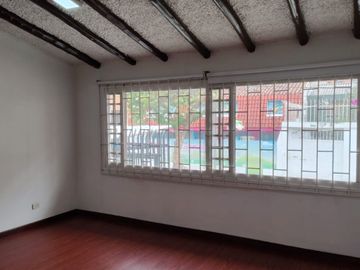 CASA EN VENTA ESQUINERA 4 NIVELES EN  BARRIO EL BATÁN