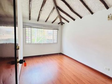 CASA EN VENTA ESQUINERA 4 NIVELES EN  BARRIO EL BATÁN