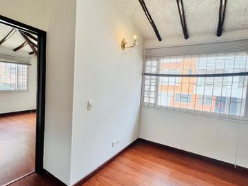 CASA EN VENTA ESQUINERA 4 NIVELES EN  BARRIO EL BATÁN