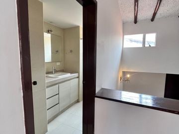 CASA EN VENTA ESQUINERA 4 NIVELES EN  BARRIO EL BATÁN