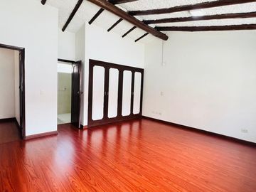 CASA EN VENTA ESQUINERA 4 NIVELES EN  BARRIO EL BATÁN