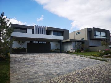 VENDO CASA DE 4 RECAMARAS EN EL BOSQUE COUNTRY CLUB NUEVA Y COLINDA CAMPO D GOLF